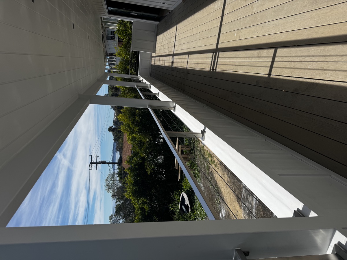 Modern horizontal railing